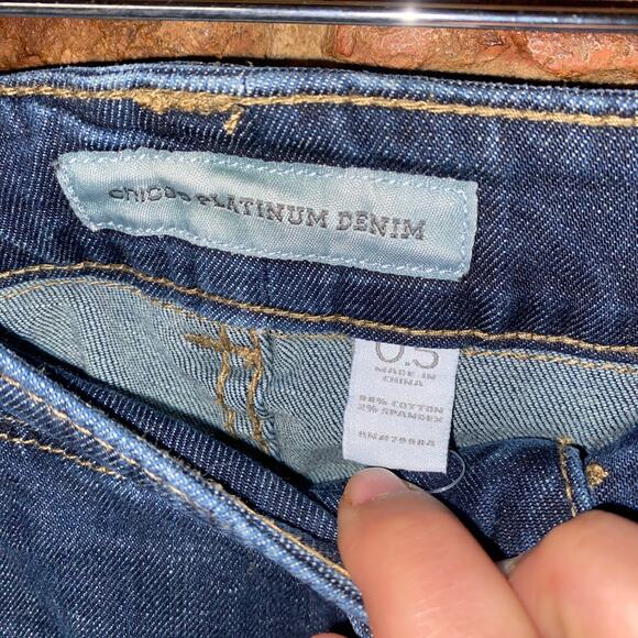 Chico's Dark Wash Blue Denim Cropped Capri Jeans Women's Size 0.5 / 6 Small - Picture 3 of 4